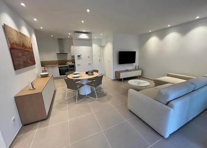 Cozy With Pools In Mar